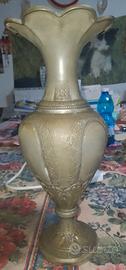 Vaso vintage in peltro lavorato alto 31 cm
