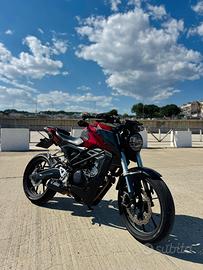 Honda CB125R accessoriata