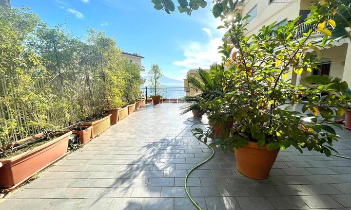 MULTILOCALE A NAPOLI