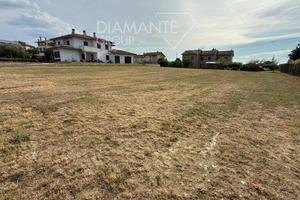 Lotto di terreno edificabile in posizione collinar