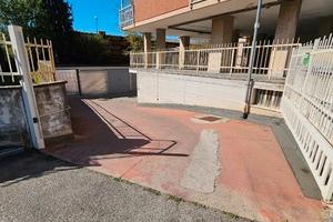Box auto doppio / Ampio magazzino 32 mq - libero