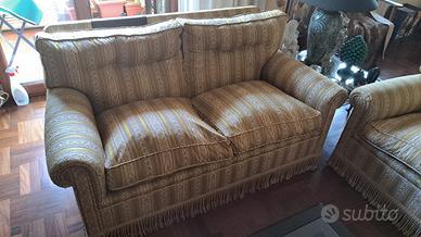 Set divani 2 e 3 posti.