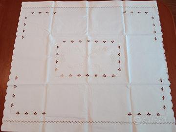 tovaglietta da tè ricamata a mano