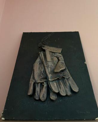 Quadro artistico in rilievo con guanti