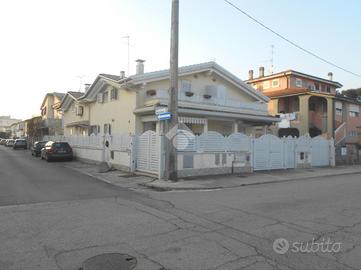 VILLA A SCHIERA A COMACCHIO