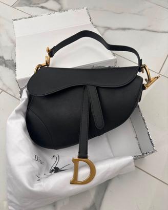 Borsa Saddle in pelle nera e metalleria dorata