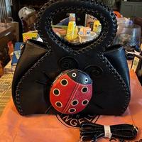 Borsa artigianale in pelle nera con coccinella