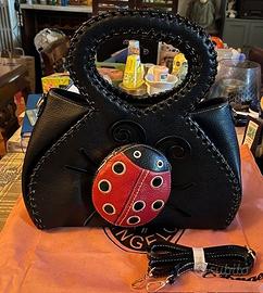 Borsa artigianale in pelle nera con coccinella