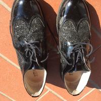 Scarpe da donna nere in pelle lucida e brillantini