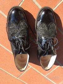 Scarpe da donna nere in pelle lucida e brillantini