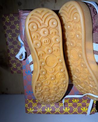 Gucci x Adidas Gazzelle rosse da donna