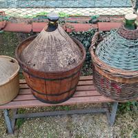 Piu' di 20 damigiane di diverse dimensioni