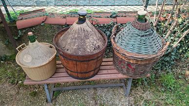 Piu' di 20 damigiane di diverse dimensioni