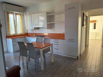 Appartamento in villa con grande magazzino\box se