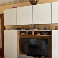 Parete attrezzata IKEA bianca con mobile TV