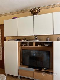 Parete attrezzata IKEA bianca con mobile TV