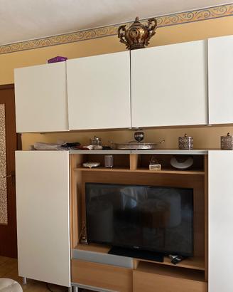 Parete attrezzata IKEA bianca con mobile TV