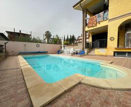 VILLA A SCHIERA A ROMA