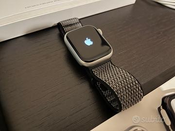 Apple Watch 8 con accessori