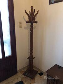 Appendiabiti da terra classico in legno