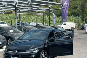 Volkswagen Polo R-Line 110cv dsg + Fari matrix