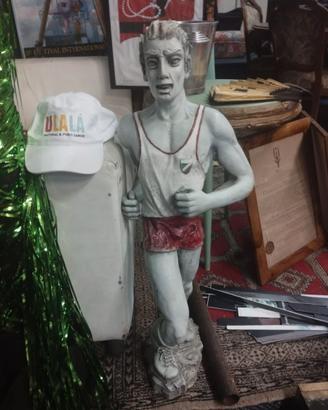 STATUA statuetta CORRIDORE CORSA olimpiadi VINTAGE