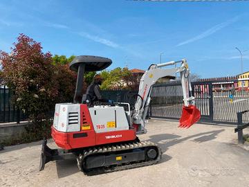 E141 Mini escavatore 24 q.li Takeuchi TB25