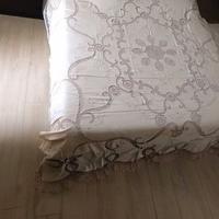 Splendido copriletto con ricami fatti a mano, un p