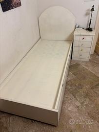 Letto singolo con cassone e comodino