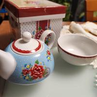 Set di teiera e tazza abbinate alla scatola 