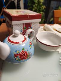Set di teiera e tazza abbinate alla scatola 