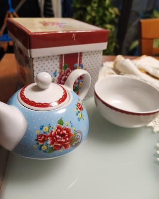 Set di teiera e tazza abbinate alla scatola 