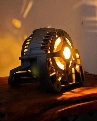 Lampada da tavolo con alternatore auto – design in