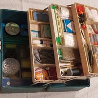 PESCA, Cassetta da pesca piena di attrezzi