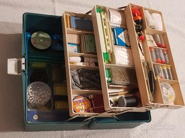 PESCA, Cassetta da pesca piena di attrezzi