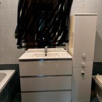 Mobile bagno con lavabo in ceramica e mobiletto