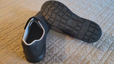 Scarpe comode da casa e da lavoro