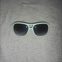 occhiali di sole bianchi e neri 