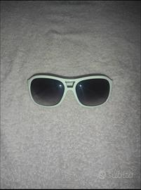 occhiali di sole bianchi e neri 