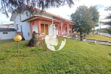 Villa di 350 m² con più di 5 locali e box auto dop