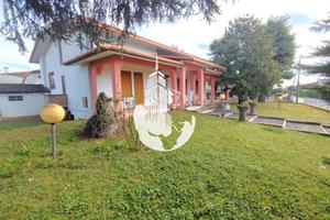 Villa di 350 m² con più di 5 locali e box auto dop