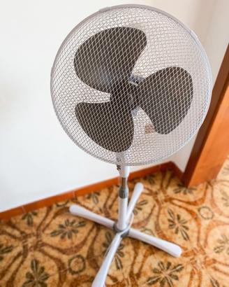Ventilatore a piantana bianco