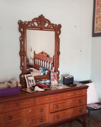 camera da letto, vetrinetta con tavolo e sedie