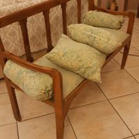 Divanetto in noce massello