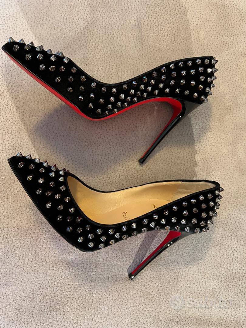 Louboutin hot sale con borchie