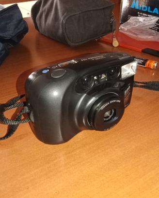 Fotocamera Yashica Zoomate 105 con Pile