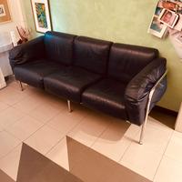 Divano in pelle blu e metallo . Modernariato 1980