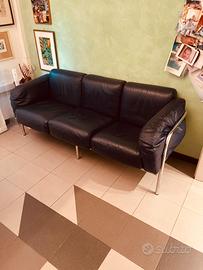 Divano in pelle blu e metallo . Modernariato 1980