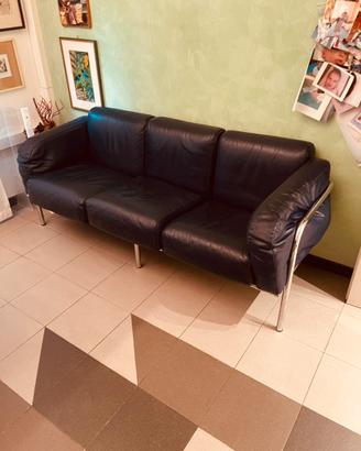 Divano in pelle blu e metallo . Modernariato 1980