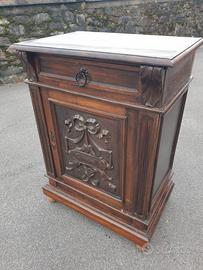 Credenza con porta scolpita .